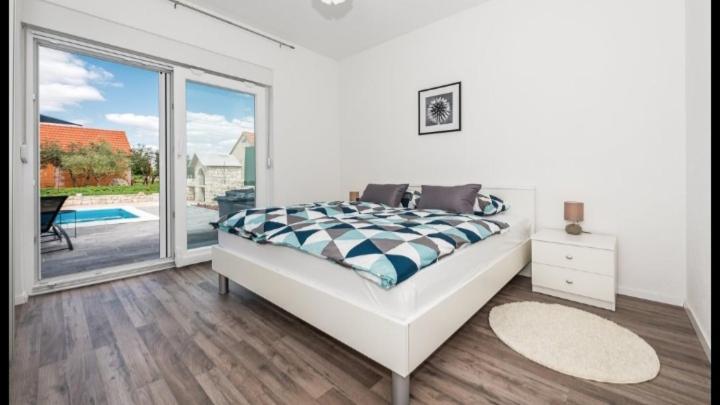 Вилла Olive Tree House With Jacuzzi, Wifi And 40M2 Pool Siritovci Экстерьер фото