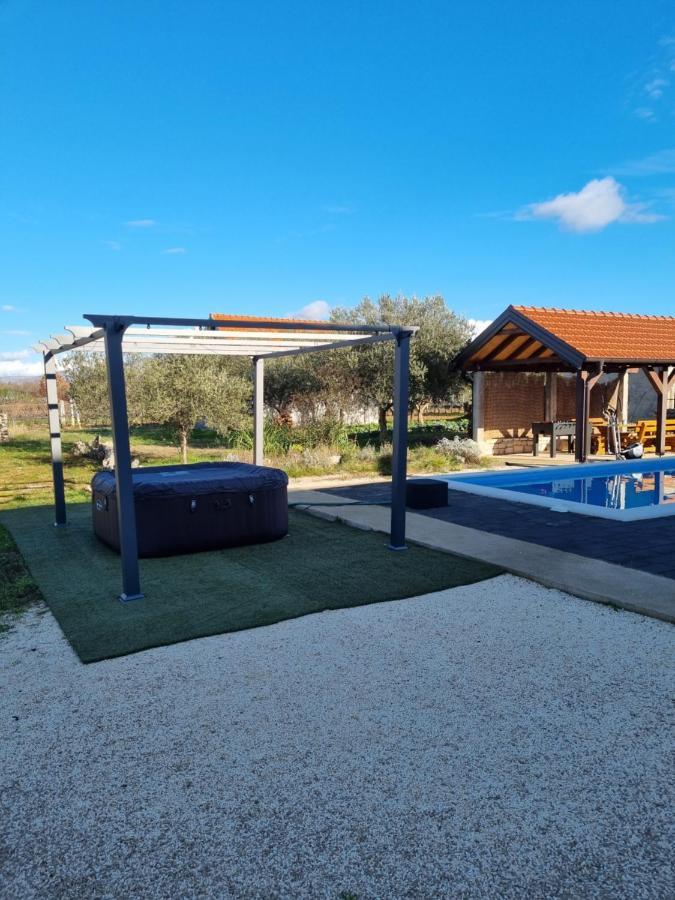 Вилла Olive Tree House With Jacuzzi, Wifi And 40M2 Pool Siritovci Экстерьер фото